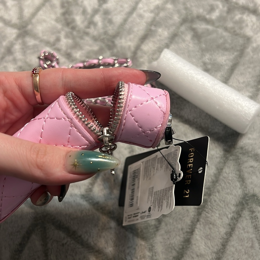 Hello kitty pink mini purse/ lipgloss holder with chain! - Picture 4 of 4